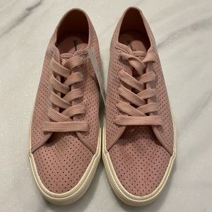 NWT Universal Thread Sneakers Size 8
